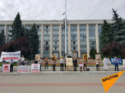 Противники прививок вышли в центр Кишинева и хотят отметиться у администрации президента