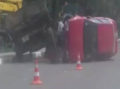 Парковка трактора муниципального предприятия Бельц в нарушение ПДД спровоцировала серьезное ДТП