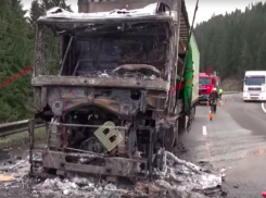 Горящая украинская фура с аммиачной селитрой заблокировала движение на румынской трассе