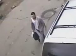 Похитителя рюкзака с видеоаппаратурой на Рышкановке сняли веб-камеры