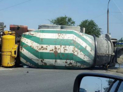 Бетоносмеситель перевернулся после столкновения с Audi и спровоцировал огромную пробку в столице