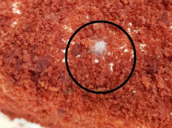 Жуткий сюрприз в торте из известного магазина обнаружил поверивший продавщице житель Кишинева