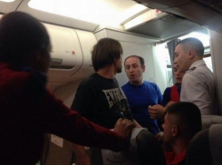 Скандал на рейсе AirMoldova Лондон - Кишинев: пьяный пассажир учинил дебош в салоне, закуривая сигареты и ругаясь с экипажем