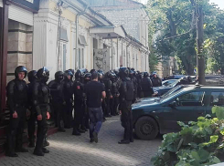 Скопление вооруженных правоохранителей в бронежилетах зафиксировали в центре Кишинева