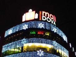 Коварная подземная ловушка у торгового центра сорвала новогодний шоппинг жительницы Кишинева