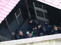 Увлеченную игру в карты полицейских во время протеста сторонников Нэстасе сняли на видео