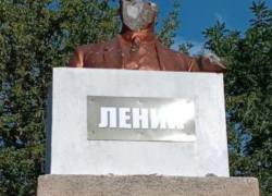 В Единцах разбили голову бюсту Ленина