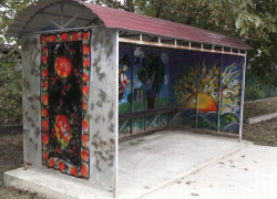 В Фэлештах творчески раскрасили остановки общественного транспорта