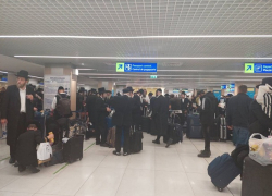 Паломники изгадили аэропорт Кишинева: сначала обделались у самолета, потом - в автобусе