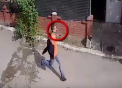 Столичный мужчина вырвал из рук девушки мобильный телефон и попал на видео 