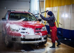 Работник автомойки на угнанном автомобиле клиента устроил ночные гонки с полицией на Чеканах