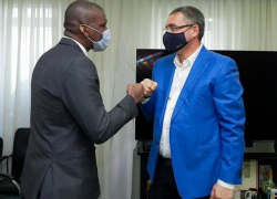 Усатый пытается убедить посла США в необходимости провести досрочные выборы