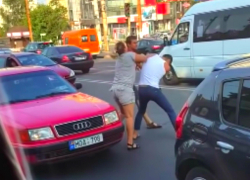 Отважная женщина разняла яростную драку водителей в центре Кишинева