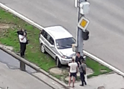 Столб преградил дорогу залетевшему на газон водителю в Кишиневе