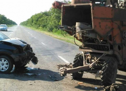 Две женщины и мужчина пострадали при столкновении легковушки с комбайном в Слободзейском районе