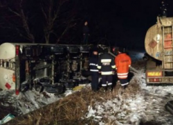 Третья угроза катастрофы за неделю: опять перевернулась цистерна с топливом