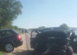 Лобовое столкновение иномарок произошло на выезде из Оргеева: пострадали два человека