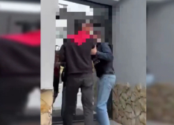 Девушка подверглась нападению и ограблению на лестничной площадке многоквартирного дома в Кишиневе