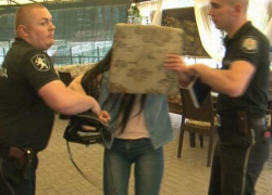 Пьяная женщина устроила большой скандал в одном из заведений Кишинёва, когда под утро ей напомнили, что вечеринка закончилась