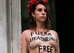 Обнаженной грудью встретила украинская секстремистка белорусского министра, передав "привет" Лукашенко 