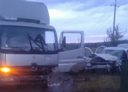 Мужчина погиб при лобовом столкновении фуры с легковым автомобилем на въезде в Комрат