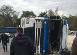 На Балканском шоссе перевернулся грузовик с щебнем