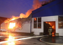 В пригороде Кишинева произошел зрелищный пожар на складе пластмасс