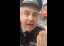 Конфликт полицейского и жительницы Кишинева попал на видео: та пыталась помешать стройке