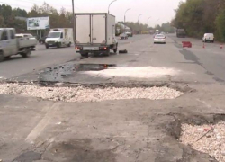 Из-за ремонта улицы в столице автомобиль остался без колеса и с поврежденным двигателем