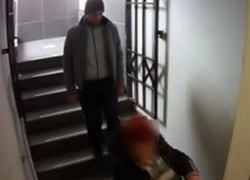 Серийный грабитель попал на видео при краже кошелька из сумки женщины на Чеканах