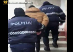 В столице на улице ограбили мужчину, оставив его без денег и документов