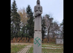 В Единцах на памятнике "Скорбящая мать" нарисовали свастику