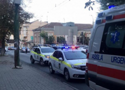 В Кишиневе пьяный пассажир троллейбуса начал буянить и махать кулаками, его с трудом «упаковали» полицейские