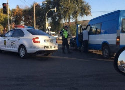 Столкновение микроавтобуса и автомобиля, спровоцировавшее огромную пробку в центре Кишинева, попало на видео