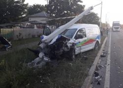 Минивэн сломал столб после жесткого столкновения в Сорокском районе