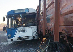 Поезд столкнулся с автобусом под Одессой: пострадали шесть человек