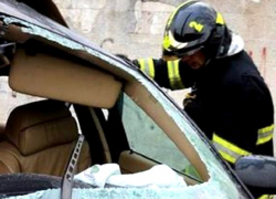 Молодой водитель врезался в столб и оказался заложником своей искореженной машины под Каушанами