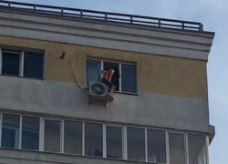 Появилось видео спасение девушки, намеревавшейся сброситься с 9 этажа