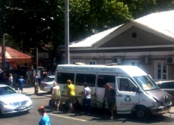 «Чудом успела увернуться от летящей машины»: дети и взрослые проскочили за секунду до столкновения в Кишиневе