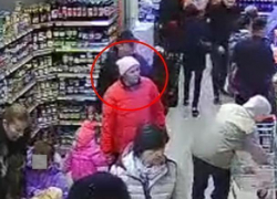 "Дама в красном", похитившая кошелек у девушки на Чеканах, попала на видео