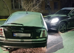 Стрельба на Ботанике: водитель авто Mercedes врезался в Opel и получил ранение