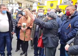 «Язык свиней и оккупантов» - депутаты PAS пассивно выслушивают антироссийские лозунги на маргинальном протесте перед зданием КС