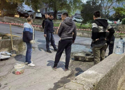 Жителям Кишинева приходится самим ремонтировать асфальт во дворе