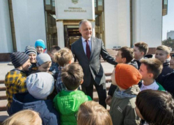 Открытые дни в Президентуре продолжаются - Игорь Додон провёл экскурсию для учеников лицея имени Мирча Элиаде