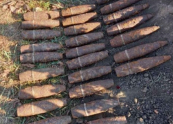 Мужчина копал могилы и нашел снаряды времен Великой Отечественной