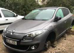 В Кишиневе с автомобиля Renault сняли ночью все колеса