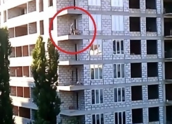 На стройке в Кишиневе засняли опасную работу строителя