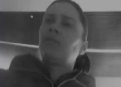 Брюнетка-воровка попала на видеокамеру банкомата в Кишиневе 