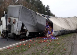 Грузовик с молдавскими яблоками опрокинулся на Украине