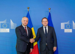 Игорь Додон провел переговоры с европейским комиссаром по политике добрососедства и расширения 